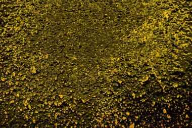 Kırmızı sarı ve siyah renkli kirli duvar, desenli arka plan.