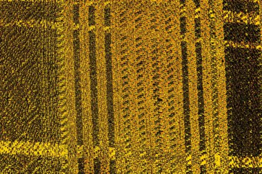 Kırmızı sarı ve siyah renkli kirli duvar, desenli arka plan.