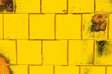 Kırmızı sarı ve siyah renkli kirli duvar, desenli arka plan.