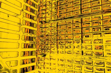 Kırmızı sarı ve siyah renkli kirli duvar, desenli arka plan.