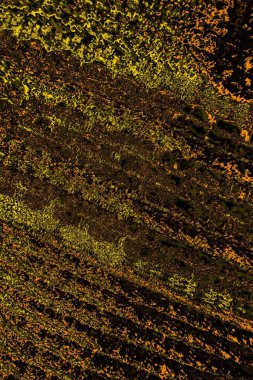 Kırmızı sarı ve siyah renkli kirli duvar, desenli arka plan.