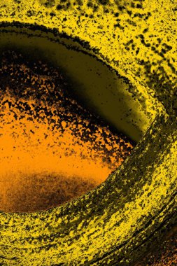 Kırmızı sarı ve siyah renkli kirli duvar, desenli arka plan.