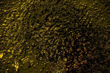 Kırmızı sarı ve siyah renkli kirli duvar, desenli arka plan.