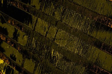 Kırmızı sarı ve siyah renkli kirli duvar, desenli arka plan.