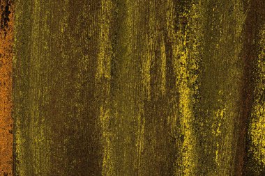 Kırmızı sarı ve siyah renkli kirli duvar, desenli arka plan.