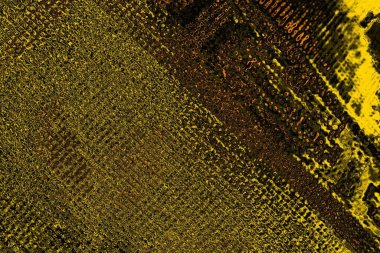 Kırmızı sarı ve siyah renkli kirli duvar, desenli arka plan.