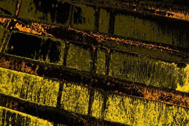 Kırmızı sarı ve siyah renkli kirli duvar, desenli arka plan.