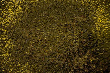 Kırmızı sarı ve siyah renkli kirli duvar, desenli arka plan.