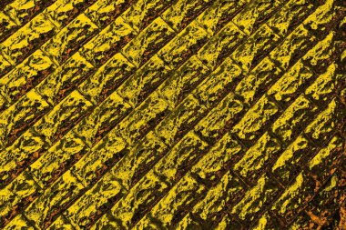 Kırmızı sarı ve siyah renkli kirli duvar, desenli arka plan.