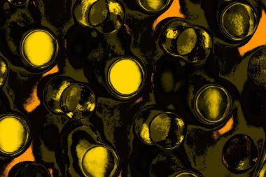 Kırmızı sarı ve siyah renkli kirli duvar, desenli arka plan.