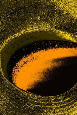 Kırmızı sarı ve siyah renkli kirli duvar, desenli arka plan.