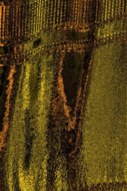 Kırmızı sarı ve siyah renkli kirli duvar, desenli arka plan.