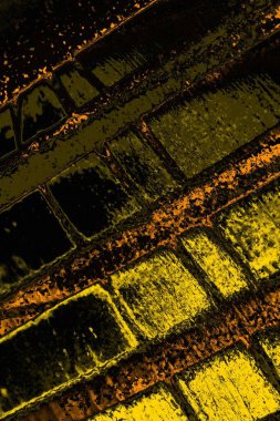 Kırmızı sarı ve siyah renkli kirli duvar, desenli arka plan.