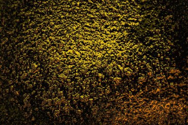 Kırmızı sarı ve siyah renkli kirli duvar, desenli arka plan.