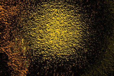 Kırmızı sarı ve siyah renkli kirli duvar, desenli arka plan.