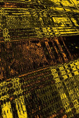 Kırmızı sarı ve siyah renkli kirli duvar, desenli arka plan.