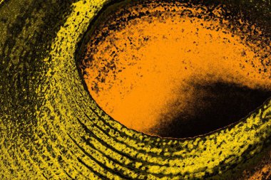 Kırmızı sarı ve siyah renkli kirli duvar, desenli arka plan.