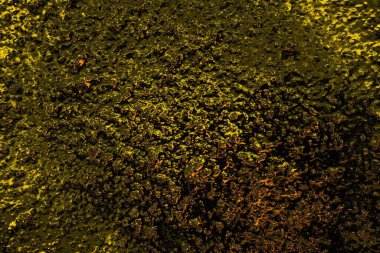 Kırmızı sarı ve siyah renkli kirli duvar, desenli arka plan.