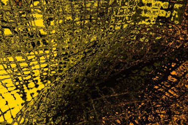 Kırmızı sarı ve siyah renkli kirli duvar, desenli arka plan.