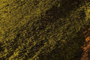 Kırmızı sarı ve siyah renkli kirli duvar, desenli arka plan.