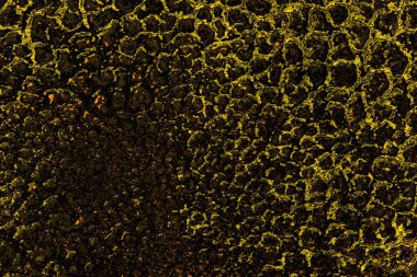 Kırmızı sarı ve siyah renkli kirli duvar, desenli arka plan.