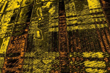 Kırmızı sarı ve siyah renkli kirli duvar, desenli arka plan.