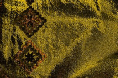 Kırmızı sarı ve siyah renkli kirli duvar, desenli arka plan.