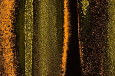 Kırmızı sarı ve siyah renkli kirli duvar, desenli arka plan.