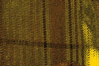 Kırmızı sarı ve siyah renkli kirli duvar, desenli arka plan.