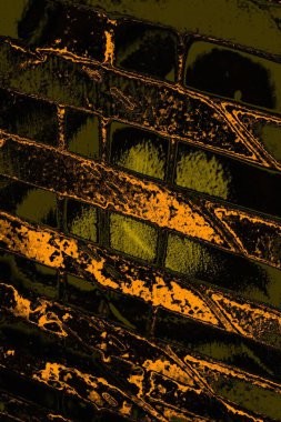 Kırmızı sarı ve siyah renkli kirli duvar, desenli arka plan.