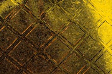 Kırmızı sarı ve siyah renkli kirli duvar, desenli arka plan.