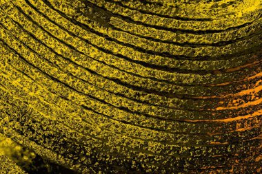 Kırmızı sarı ve siyah renkli kirli duvar, desenli arka plan.