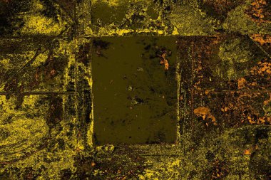 Kırmızı sarı ve siyah renkli kirli duvar, desenli arka plan.