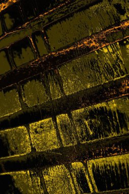 Kırmızı sarı ve siyah renkli kirli duvar, desenli arka plan.