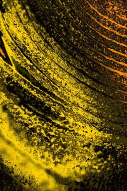 Kırmızı sarı ve siyah renkli kirli duvar, desenli arka plan.