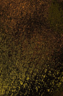 Kırmızı sarı ve siyah renkli kirli duvar, desenli arka plan.