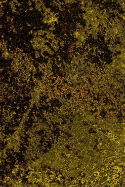 Kırmızı sarı ve siyah renkli kirli duvar, desenli arka plan.