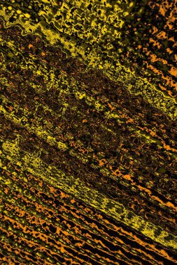 Kırmızı sarı ve siyah renkli kirli duvar, desenli arka plan.