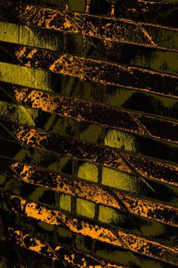 Kırmızı sarı ve siyah renkli kirli duvar, desenli arka plan.