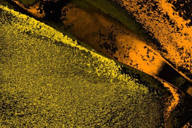 Kırmızı sarı ve siyah renkli kirli duvar, desenli arka plan.