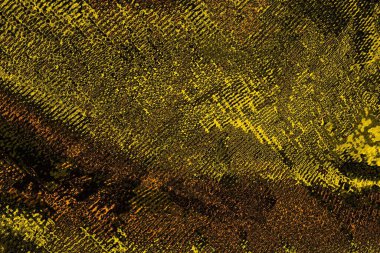 Kırmızı sarı ve siyah renkli kirli duvar, desenli arka plan.