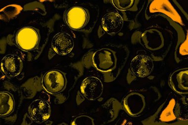 Kırmızı sarı ve siyah renkli kirli duvar, desenli arka plan.