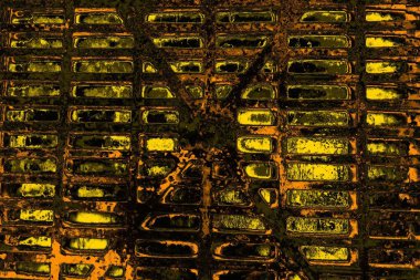 Kırmızı sarı ve siyah renkli kirli duvar, desenli arka plan.