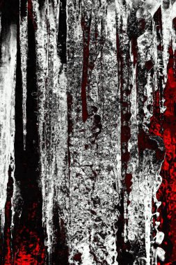 Kışın donmuş şelale. Transcarpathia, Rakhiv bölgesi, Kobiletska Polyana köyü.