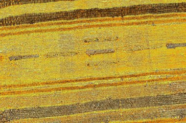 Kırmızı sarı ve siyah renkli kirli duvar, desenli arka plan.