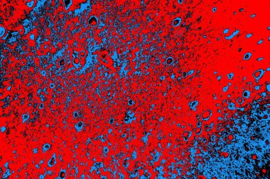 Kırmızı ve mavi renkli, soyut, esmer, pejmürde bir doku. Grunge arkaplanı, metin veya reklam için boşluk resmini kopyala