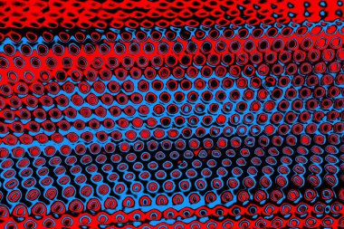 Soyut kırmızı ve mavi renkli pejmürde bir doku. Grunge arkaplanı, metin veya reklam için boşluk resmini kopyala