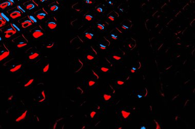 Kırmızı ve mavi renkli, soyut, esmer, pejmürde bir doku. Grunge arkaplanı, metin veya reklam için boşluk resmini kopyala