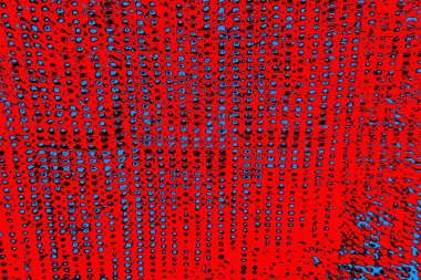 Soyut kırmızı ve mavi renkli pejmürde bir doku. Grunge arkaplanı, metin veya reklam için boşluk resmini kopyala