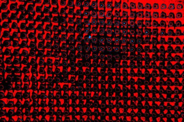 Kırmızı ve mavi renkli, soyut, esmer, pejmürde bir doku. Grunge arkaplanı, metin veya reklam için boşluk resmini kopyala